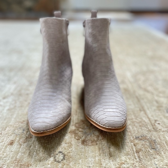 NEW Gorgeous Booties. Beige. Reptile print. - Picture 8 of 14